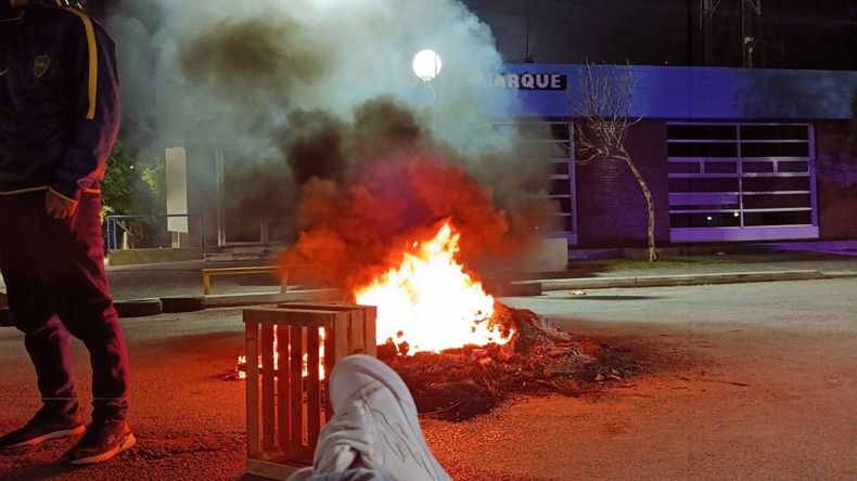 Familiares y amigos del joven desaparecido pasaron la noche frente al Municipio de Lamarque. | LMCipolletti.com Familiares y amigos del joven desaparecido pasaron la noche frente al Municipio de Lamarque.