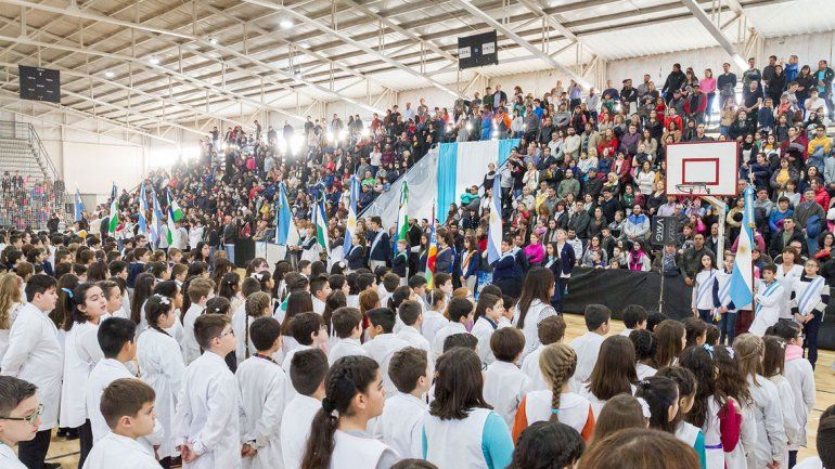 El acto central por el Día de la Bandera se realizó en el Estadio Municipal de calle Naciones Unidas.&nbsp;