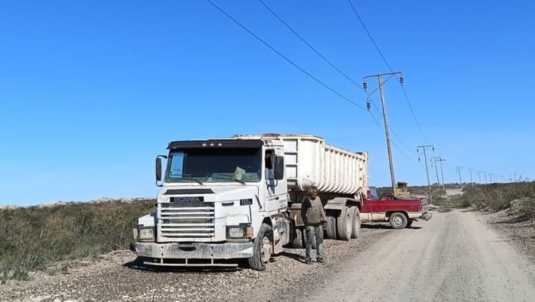 Una mala maniobra con su camión hizo que se genere un arco voltaico