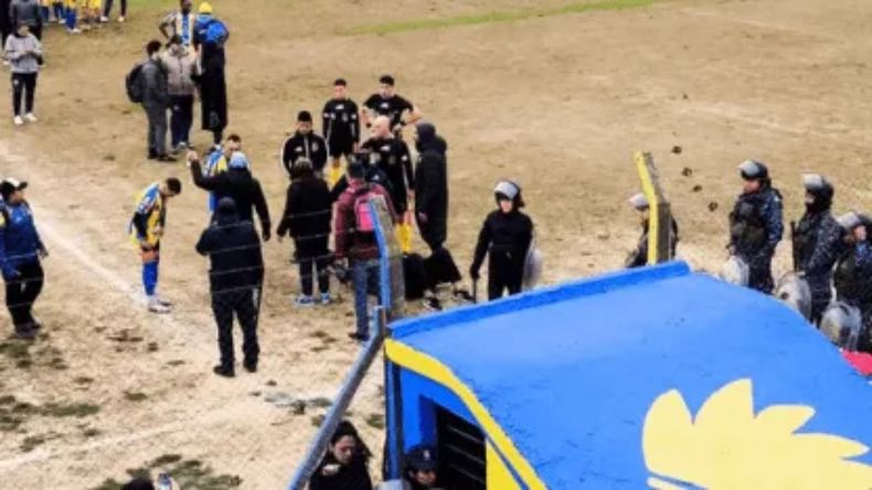 Violenta agresión a Luis Ventura mientras dirigía a Victoriano Arenas