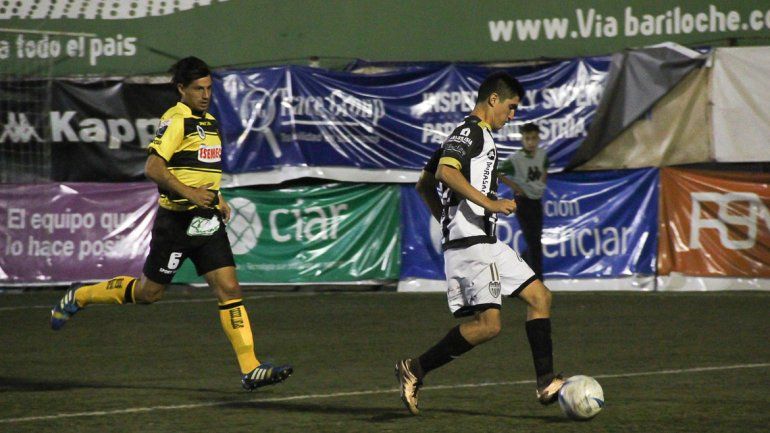 Del Prete encarando por la derecha del ataque albinegro ante la marca de Mansilla