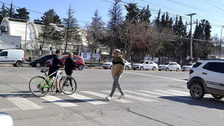 La demarcación de las mil sendas peatonales ya son un hecho en varias esquinas transitadas de la ciudad.